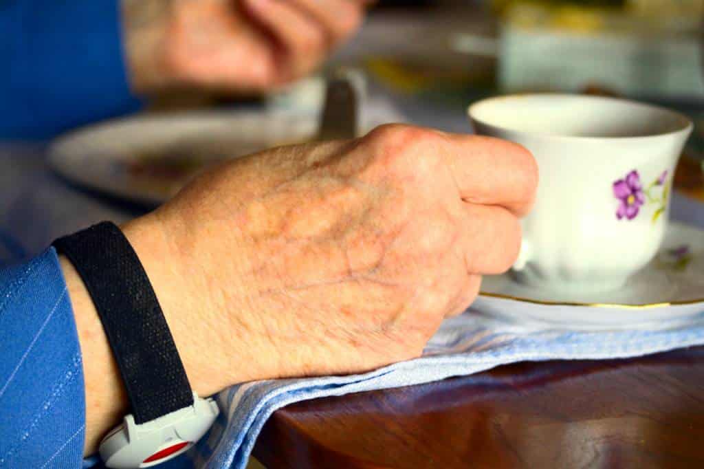 bracelet médical alerte chute détecteur seniors personnes âgées tomber téléassistance sécurité