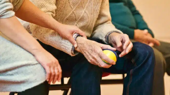 deux personnes en maison de retraite