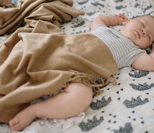 Soulager la poussée dentaire de bébé la nuit : que faire ?