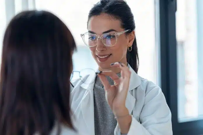 Bénéficier des conseils d’un opticien pour choisir vos lunettes