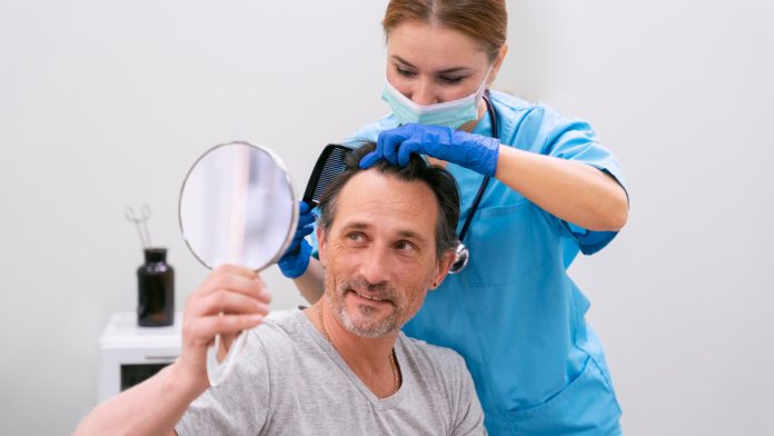 Experts en cheveux : comment ils diagnostiquent et traitent la chute ?