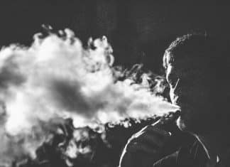 Est-ce que le puff est haram ? grayscale photography of smoking man