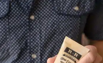 Les aides pour les personnes âgées à domicile en cas de maladie person holding white and gold tube bottle