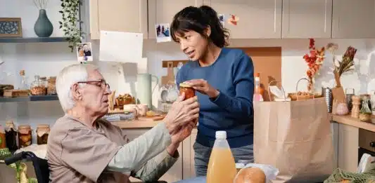 Comment choisir la bonne aide à domicile pour un proche ?