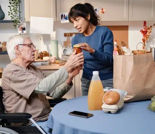 Comment choisir la bonne aide à domicile pour un proche ?