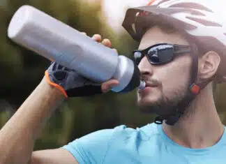 un cycliste buvant à sa gourde