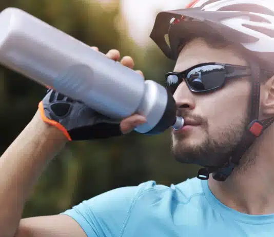 Des options pour les athlètes portant des lunettes de vue un cycliste buvant à sa gourde