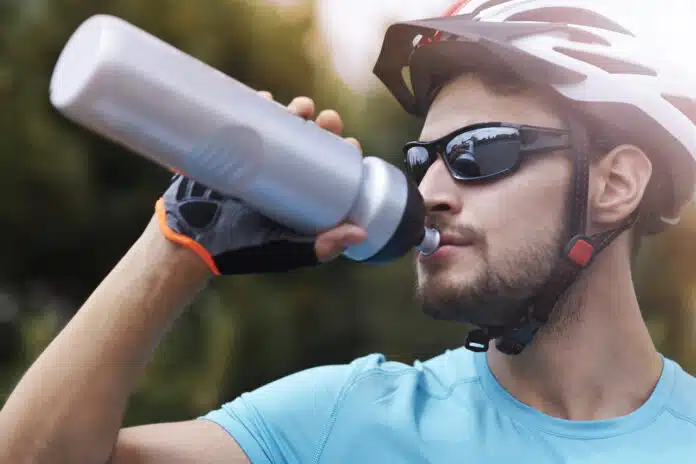 un cycliste buvant à sa gourde